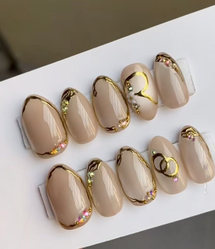 Noor Jewel Frame press-on nail design